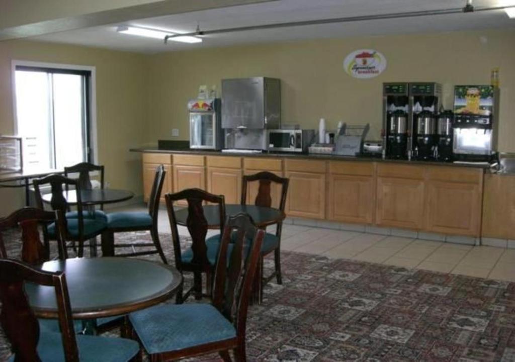 Norwood Inn Minneapolis Roseville Exterior photo